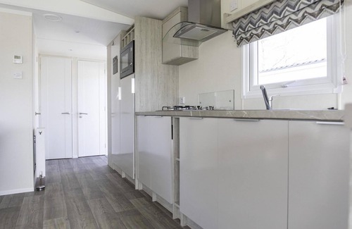Sint Maarten Ski Chalet | This beautiful chalet is located on the edge of the park overlooking one of the oldest dikes in the Netherlands: the Valkkogerdijk.