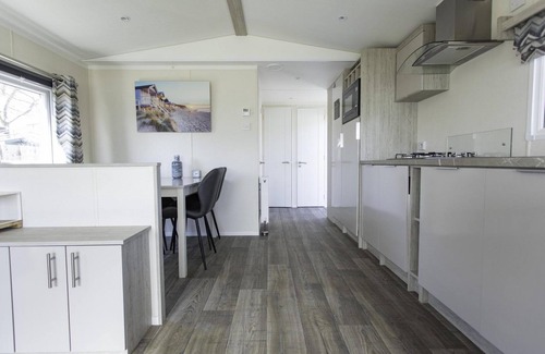 Sint Maarten Ski Chalet | This beautiful chalet is located on the edge of the park overlooking one of the oldest dikes in the Netherlands: the Valkkogerdijk.