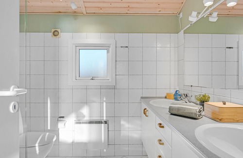 Østerskov House | This beautiful wooden house is located in a smaller cottage area, nestled in beautiful nature.