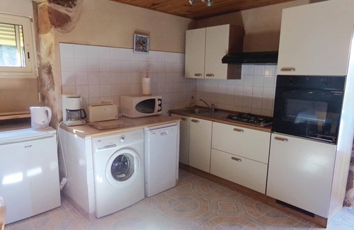 Teillots House | This charming cottage, once a barn, benefits from a quiet and rural location next to an old farmhous
