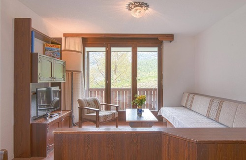 Saas-Fee Apartment | This cozy chalet vacation apartment is located on the 1st floor and comprises 35 m2 of living comfor
