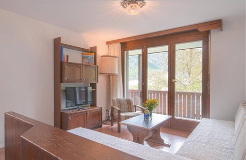 Saas-Fee Apartment | This cozy chalet vacation apartment is located on the 1st floor and comprises 35 m2 of living comfor