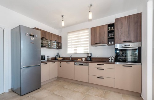Drnis House | This cozy cottage with pool is located in small village Pakovo Selo, about 20 kilometers from the fa