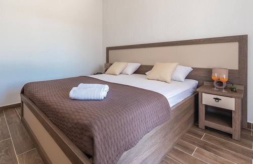 Drnis House | This cozy cottage with pool is located in small village Pakovo Selo, about 20 kilometers from the fa