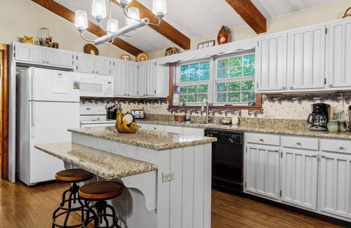 Townsend Cabin | This cute home is one level with just a couple of steps, perfect for Elderly