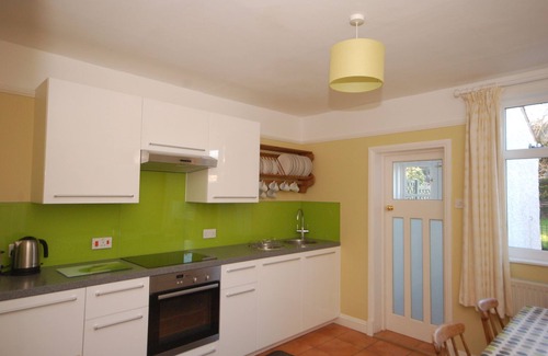 Sheringham Cottage | This delightful semi-detached cottage is close to walks, bird watching & minutes from the beach.