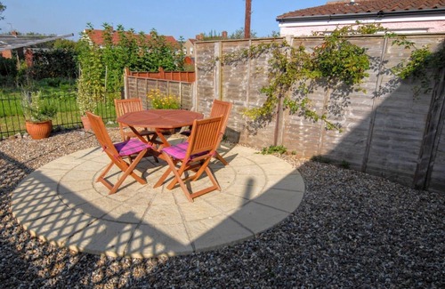 Sheringham Cottage | This delightful semi-detached cottage is close to walks, bird watching & minutes from the beach.