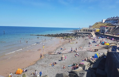 Sheringham Cottage | This delightful semi-detached cottage is close to walks, bird watching & minutes from the beach.