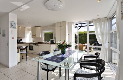 Ouddorp House | This holiday home is located in the small, quiet Alexanderpark near the Westduinen, the sea and the village center.