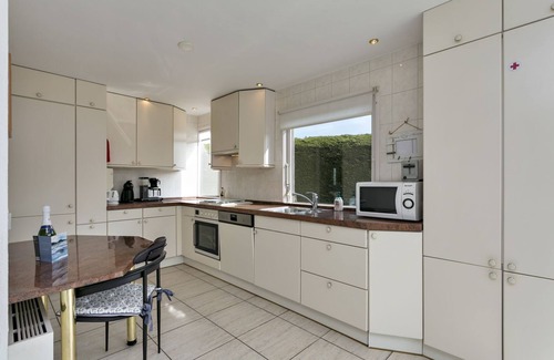 Ouddorp House | This holiday home is located in the small, quiet Alexanderpark near the Westduinen, the sea and the village center.