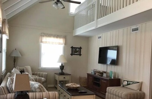 Stone Harbor Cottage | This home is situated close to the Bird Sanctuary, Clarke's Market and a seafood market and breakfast eatery. Just a quick walk to the beach.