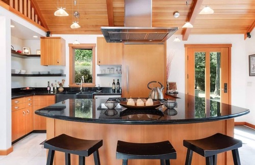 Eastsound House | This house is a 1 bedroom(s), 1 bathrooms, located in Eastsound, WA.