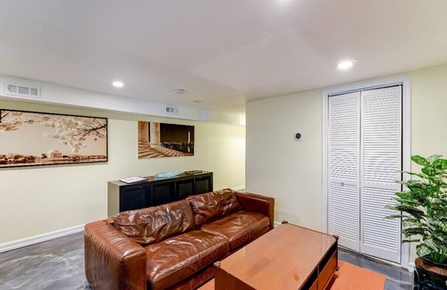Near Northeast House | This house is a 2 bedroom(s), 1 bathrooms, located in Washington, DC.