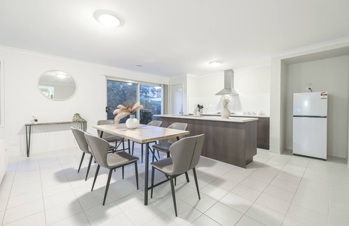 Point Cook House | This house is a 3 bedroom(s), 2 bathrooms, located in Point Cook, VIC.