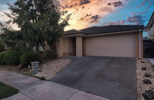 Point Cook House | This house is a 3 bedroom(s), 2 bathrooms, located in Point Cook, VIC.