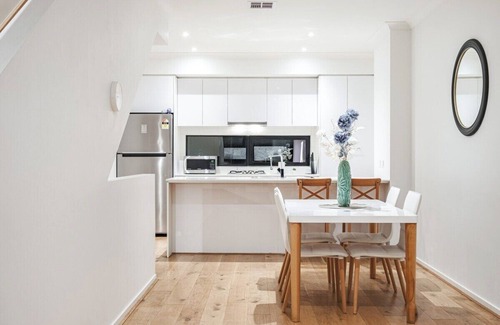 Maidstone House | This house is a 3 bedroom(s), 2 bathrooms, located in Maidstone, VIC.