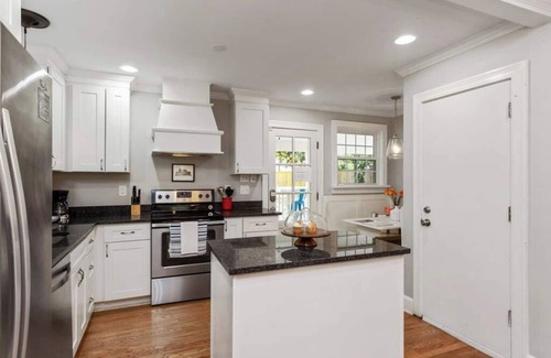 Bluefields House | This house is a 4 bedroom(s), 3 bathrooms, located in Nashville, TN.