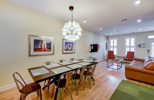 Near Northeast House | This house is a 5 bedroom(s), 3.5 bathrooms, located in Washington, DC.