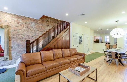 Near Northeast House | This house is a 5 bedroom(s), 3.5 bathrooms, located in Washington, DC.