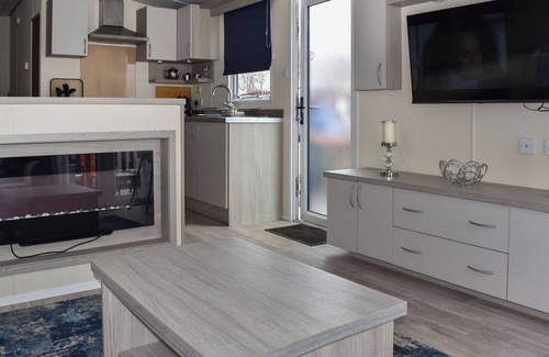 Lake Cottage | This lovely caravan is perfect for couples, friends, or families.