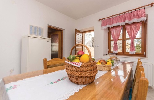 Nadin House | This stone holiday house is located in the old village core of Nadin.