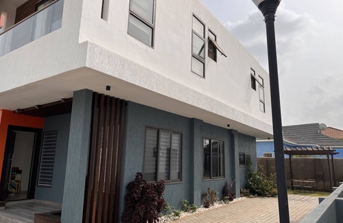 Teshie House | This townhouse is at a prime area in Accra and easy accessible. w