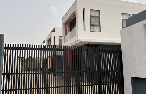 Teshie House | This townhouse is at a prime area in Accra and easy accessible. w