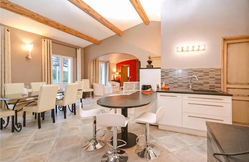 Cadenet House | This unique and air-conditioned house is located 4. 5 km from the center of Lourmarin, a charming vi