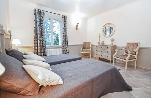 Cadenet House | This unique and air-conditioned house is located 4. 5 km from the center of Lourmarin, a charming vi