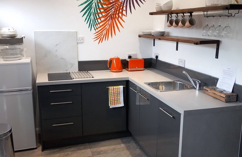 Claypole Apartment | Thistles - Private Entrance Studio