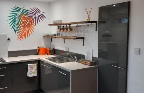 Claypole Apartment | Thistles -Private Entrance Studio