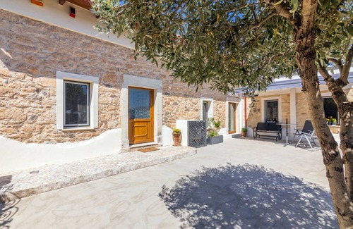 Thrapsano Villa | Thrapsano House at Iraklion Crete. For up to 8 Persons.