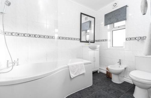 Acocks Green House | Three Bed House - Garden - Parking - 5 Guests - Fast Wifi - Netflix - 83B