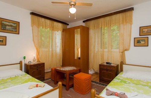 Kastel Kambelovac Apartment | Three bedroom apartment with air-conditioning Kaštel Kambelovac, Kaštela (A-20942-a)