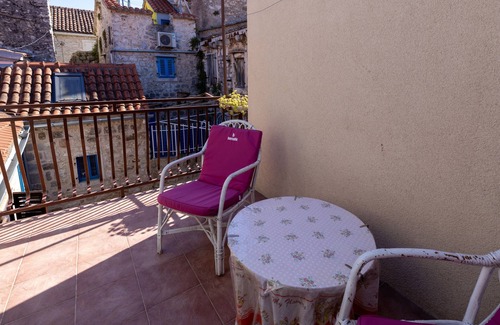 Stari Grad Apartment | Three bedroom apartment with balcony Stari Grad, Hvar (A-22052-a)