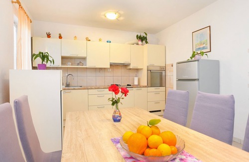 Podstrana Apartment | Three bedroom apartment with balcony and sea view Podstrana, Split (A-17053-b)