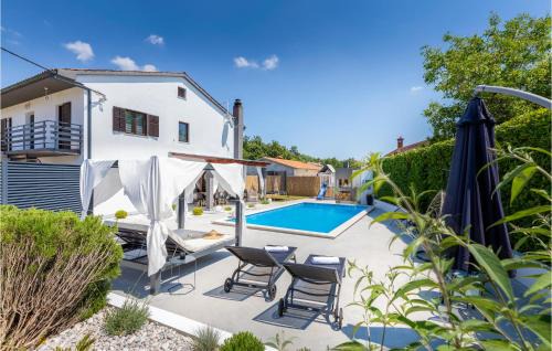 Rezanci Apartment | Three-Bedroom Apartment In Svetvincenat