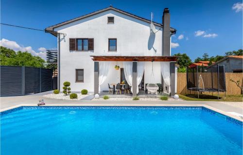 Rezanci Apartment | Three-Bedroom Apartment In Svetvincenat