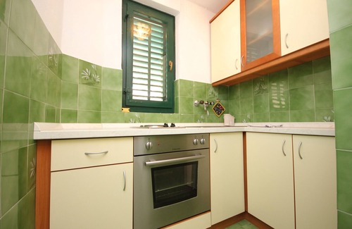 Kukljica Apartment | Three bedroom apartment with air-conditioning Kukljica, Ugljan (A-8210-a)