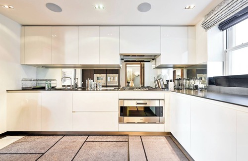 Bayswater Apartment | Three bedroom Apartment by Hyde Park in Exclusive Lancasters Building.