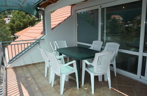 Cove Basina (Jelsa) Apartment | Three bedroom apartment near beach Basina, Hvar (A-4599-a)