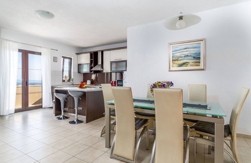 Klis Apartment | Three bedroom apartment with terrace and sea view Klis, Split (A-16979-a)