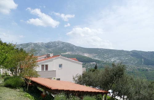 Klis Apartment | Three bedroom apartment with terrace and sea view Klis, Split (A-16979-a)