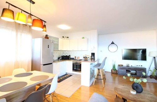 Duce Apartment | Three bedroom apartment with terrace and sea view Duće, Omiš (A-4663-b)