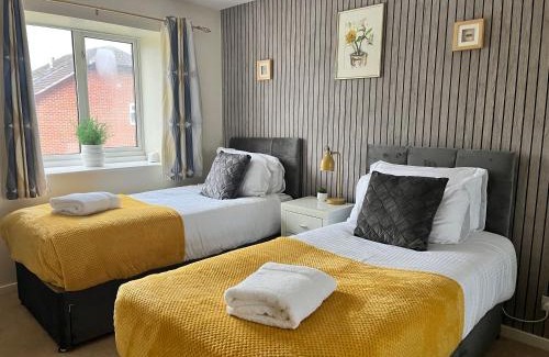 Willesborough House | Three Bedroom house with Driveway in secure neighbourhood