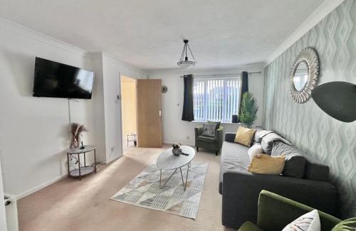 Willesborough House | Three Bedroom house with Driveway in secure neighbourhood