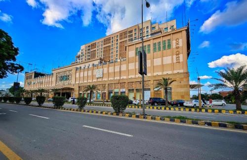 Lahore Apartment | Three Bedroom Luxury Family Apartment in Goldcrest Mall DHA Phase 4