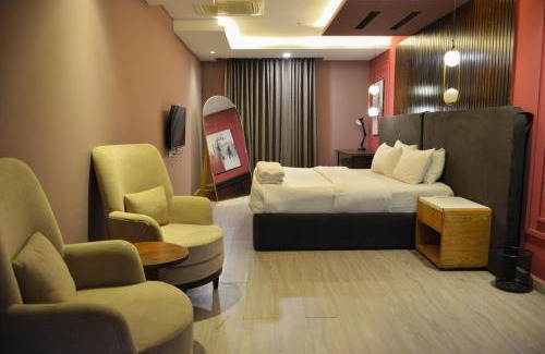 Lahore Apartment | Three Bedroom Luxury Family Apartment in Goldcrest Mall DHA Phase 4