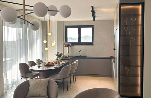Kozino Apartment | Three-Bedroom Penthouse with Infinity Pool (The Skyview Penthouse) - S4