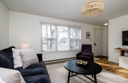 Three Oaks House | Three Oaks Charmer Close To Downtown! Two Night Summer MIN!